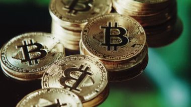 Kripto para birimi Bitcoin aşırı derecede stok görüntülerini kapatın. Altın BTC paraları. Engelleme teknolojisi ve madencilik.