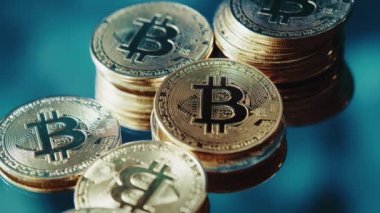 Kripto para birimi Bitcoin aşırı derecede stok görüntülerini kapatın. Altın BTC paraları. Engelleme teknolojisi ve madencilik.