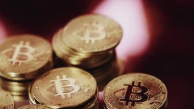 Kripto para birimi Bitcoin aşırı derecede stok görüntülerini kapatın. Altın BTC paraları. Engelleme teknolojisi ve madencilik.