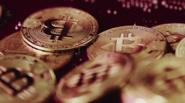 Kripto para birimi Bitcoin aşırı derecede stok görüntülerini kapatın. Altın BTC paraları. Engelleme teknolojisi ve madencilik.