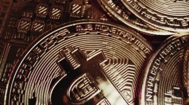 Kripto para birimi Bitcoin aşırı derecede stok görüntülerini kapatın. Altın BTC paraları. Engelleme teknolojisi ve madencilik.