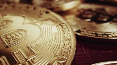 Kripto para birimi Bitcoin aşırı derecede stok görüntülerini kapatın. Altın BTC paraları. Engelleme teknolojisi ve madencilik.