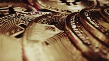 Kripto para birimi Bitcoin aşırı derecede stok görüntülerini kapatın. Altın BTC paraları. Engelleme teknolojisi ve madencilik.