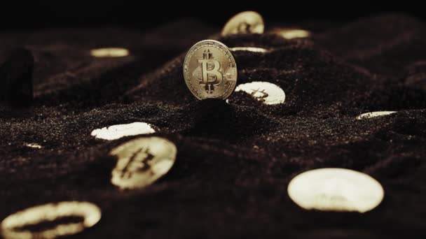 加密货币比特币非常接近库存镜头 黄金Btc硬币 区块链技术和采矿 — 图库视频影像