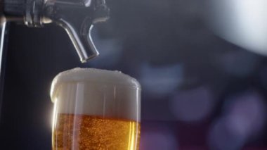 Şişenin detayından köpüklü soğuk bira şişesi doldurmak makro süper yavaş çekim videosu.