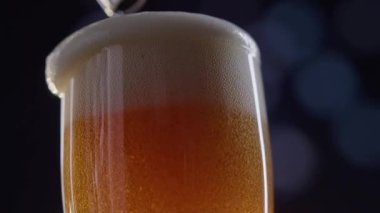Şişenin detayından köpüklü soğuk bira şişesi doldurmak makro süper yavaş çekim videosu.