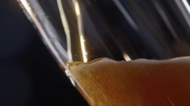 Şişenin detayından köpüklü soğuk bira şişesi doldurmak makro süper yavaş çekim videosu.
