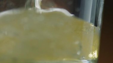 Şişenin detayından köpüklü soğuk bira şişesi doldurmak makro süper yavaş çekim videosu.