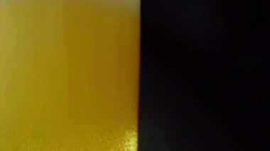 Şişenin detayından köpüklü soğuk bira şişesi doldurmak makro süper yavaş çekim videosu.