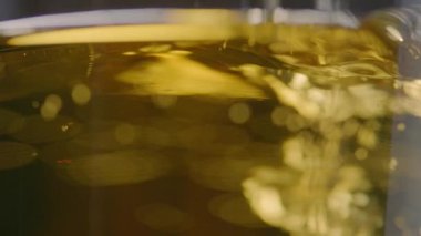 Şişenin detayından köpüklü soğuk bira şişesi doldurmak makro süper yavaş çekim videosu.