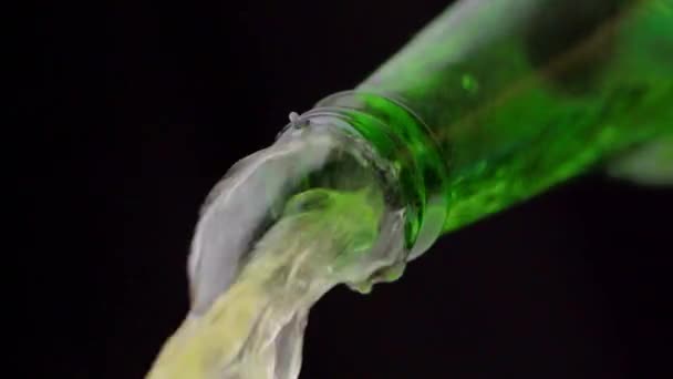从瓶子细节向玻璃杯中倒入泡沫的冷工艺淡啤酒拍摄宏观超慢动作视频 — 图库视频影像