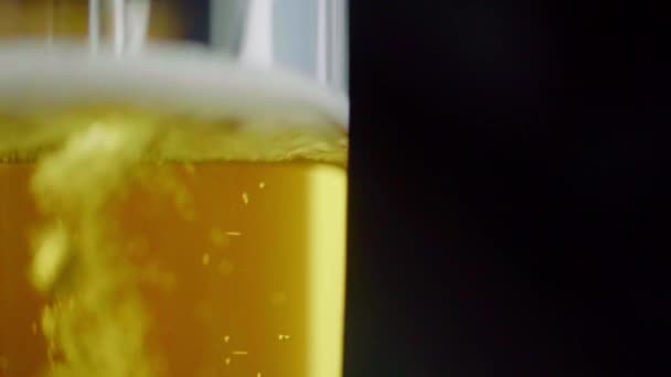 Наливание Холодного Ремесла Светлое Пиво Пузырьками Стекло Бутылки Подробно Снято — стоковое видео