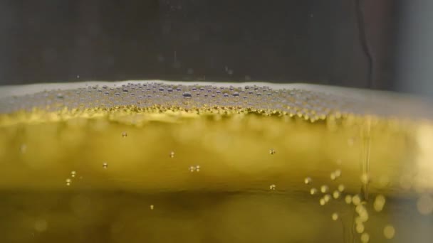 디테일 매크로 슬로우 비디오에서 유리에 거품과 차가운 라이트 맥주를 — 비디오