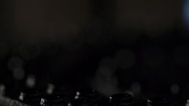 Metal ocağın üzerindeki gaz alevinin sinematik makro görüntüsü. Gaz ocağının mavi alevlerle tutuşan makro görüntüsü. Gaz sobasının titreşen alevinin detaylı makro görüntüleri. Mutfak gaz sobasının yakın çekimi ısı dalgalarıyla tutuşuyor.
