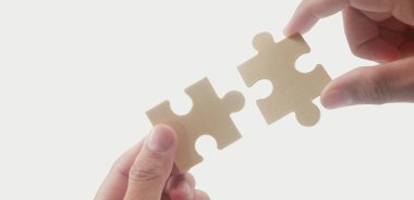 Yapbozu bağlıyorum. İş çözümleri başarı ve strateji kavramı