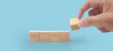 Giriş ifadeleri ve bilgi grafiği için kopyalama alanı olan tahta küpler