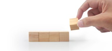 Giriş ifadeleri ve bilgi grafiği için kopyalama alanı olan tahta küpler