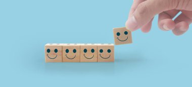 Giriş ifadeleri ve bilgi grafiği için kopyalama alanı olan tahta küpler