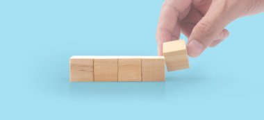 Giriş ifadeleri ve bilgi grafiği için kopyalama alanı olan tahta küpler