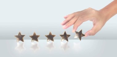 İnsan eliyle yükselen beş yıldızda artış, değerlendirme sınıflandırma konseptini artırma