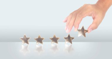 İnsan eliyle yükselen beş yıldızda artış, değerlendirme sınıflandırma konseptini artırma