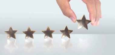 İnsan eliyle yükselen beş yıldızda artış, değerlendirme sınıflandırma konseptini artırma