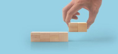 Giriş sözcükleri için kopyalama alanı olan tahta küpler