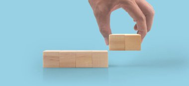 Giriş sözcükleri için kopyalama alanı olan tahta küpler