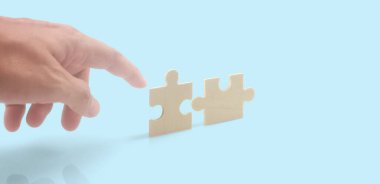 Yapbozu bağlıyorum. İş çözümleri başarı ve strateji kavramı