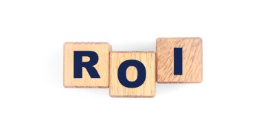 En değerli oyuncu kelimesinden gelen harfle tahta küp. Ayakta duran tahta küpler