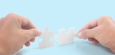 Yapbozu bağlıyorum. İş çözümleri başarı ve strateji kavramı