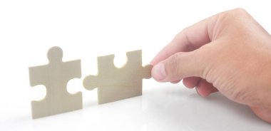 Yapbozu bağlıyorum. İş çözümleri başarı ve strateji kavramı