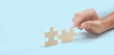 Yapbozu bağlıyorum. İş çözümleri başarı ve strateji kavramı