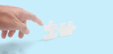 Yapbozu bağlıyorum. İş çözümleri başarı ve strateji kavramı