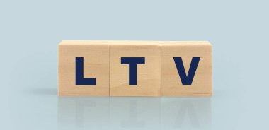 En değerli oyuncu kelimesinden gelen harfle tahta küp. Ayakta duran tahta küpler