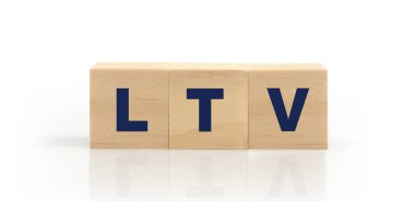 En değerli oyuncu kelimesinden gelen harfle tahta küp. Ayakta duran tahta küpler