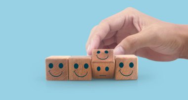 Giriş ifadeleri ve bilgi aktarımı için kopyalama alanı olan tahta küpler