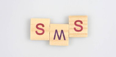 Kelimesi kelimesine tahtadan küp. Ayakta duran tahta küpler