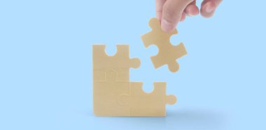 Yapbozu bağlıyorum. İş çözümleri başarı ve strateji kavramı