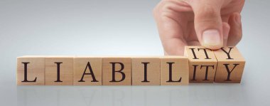 Giriş ifadeleri ve bilgi sözcükleri için kopyalama alanı olan tahta küpler