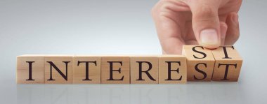 Giriş ifadeleri ve bilgi sözcükleri için kopyalama alanı olan tahta küpler