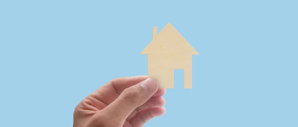手握纸制住房 家庭住房和保护保险概念 — 图库照片