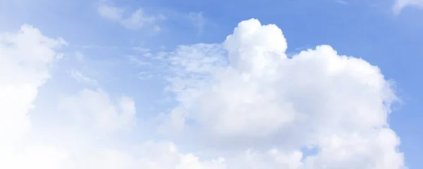 Blå Himmel Med Moln Bild För Sommarsäsongen — Stockfoto