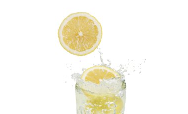 uice beyaz zemin üzerine izole lezzetli limon düşüyor