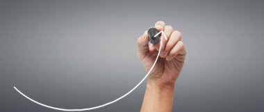 Erkek el çizimi grafiği iş gelirlerinin geleceğe doğru arttığını gösteriyor