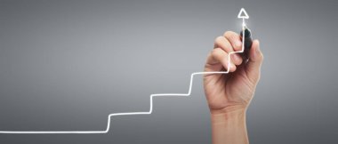 Erkek el çizimi grafiği iş gelirlerinin geleceğe doğru arttığını gösteriyor