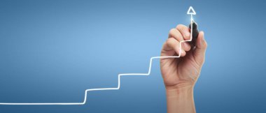 Erkek el çizimi grafiği iş gelirlerinin geleceğe doğru arttığını gösteriyor