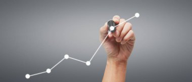 Erkek el çizimi grafiği iş gelirlerinin geleceğe doğru arttığını gösteriyor