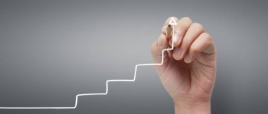 Erkek el çizimi grafiği iş gelirlerinin geleceğe doğru arttığını gösteriyor