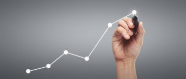 Erkek el çizimi grafiği iş gelirlerinin geleceğe doğru arttığını gösteriyor